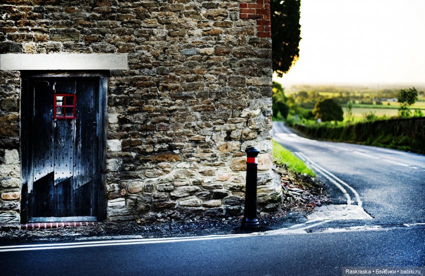 Малышки Лори, их собаки и мотоцикл (фото 3)