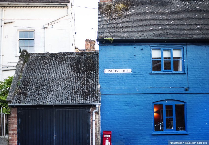 Малышки Лори, их собаки и мотоцикл