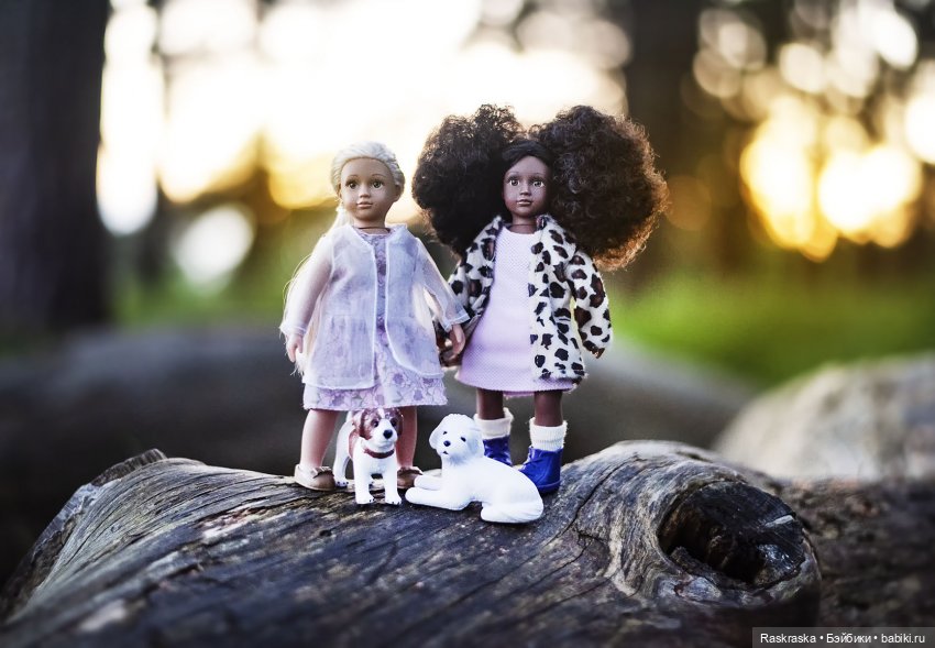 Малышки Лори, их собаки и мотоцикл