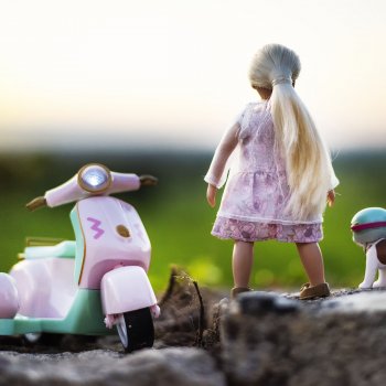 Малышки Лори, их собаки и мотоцикл