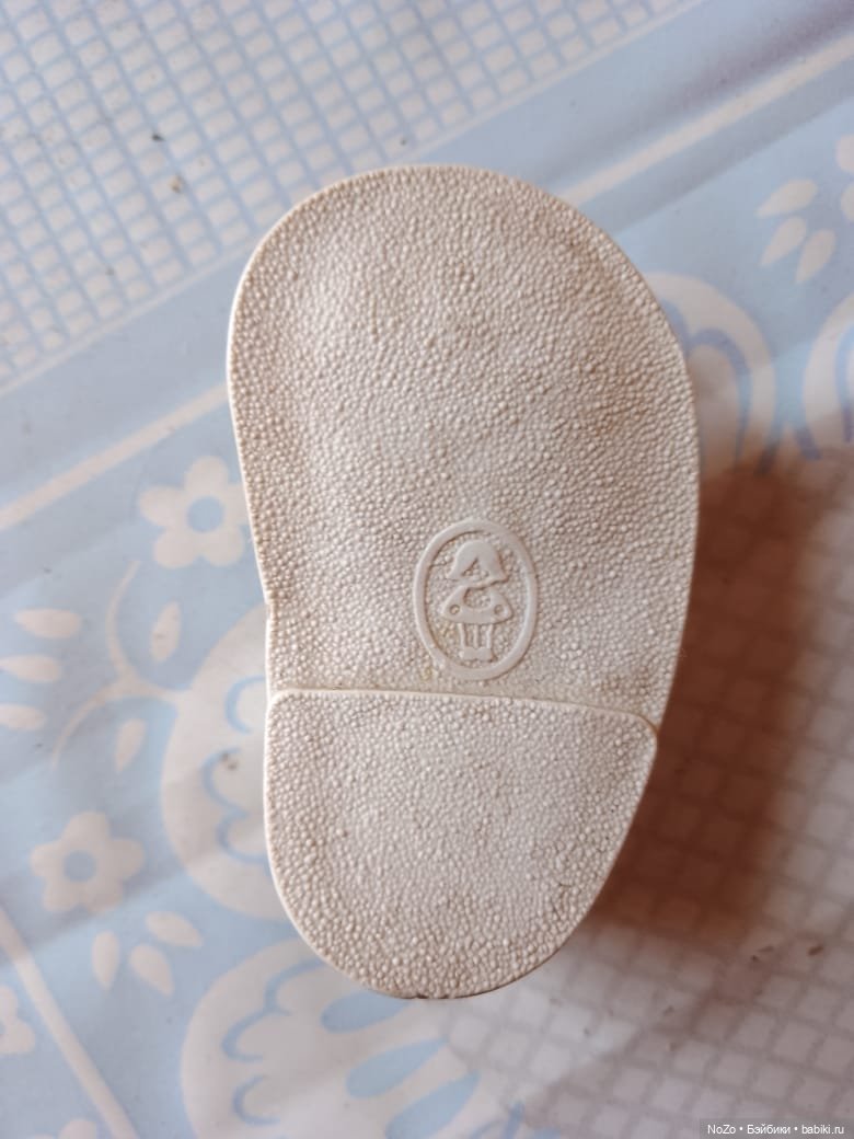 Вот такая меточка на обуви. Не нашла ее