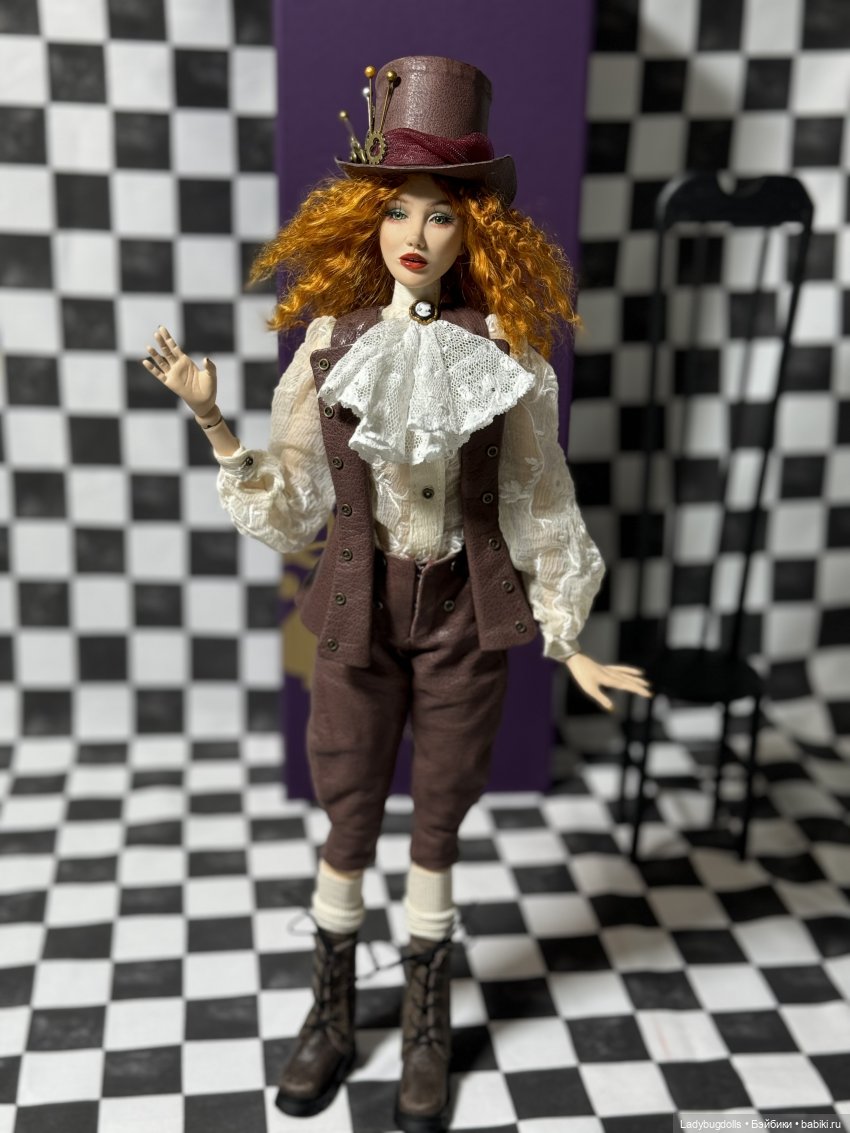 Кукла Шляпник из коллекции «Алиса в стране чудес Стимпанк». Блузка выполнена из раритетного шёлка, жабо из винтажного кружева. Брюки и жакет из итальянской кожи.