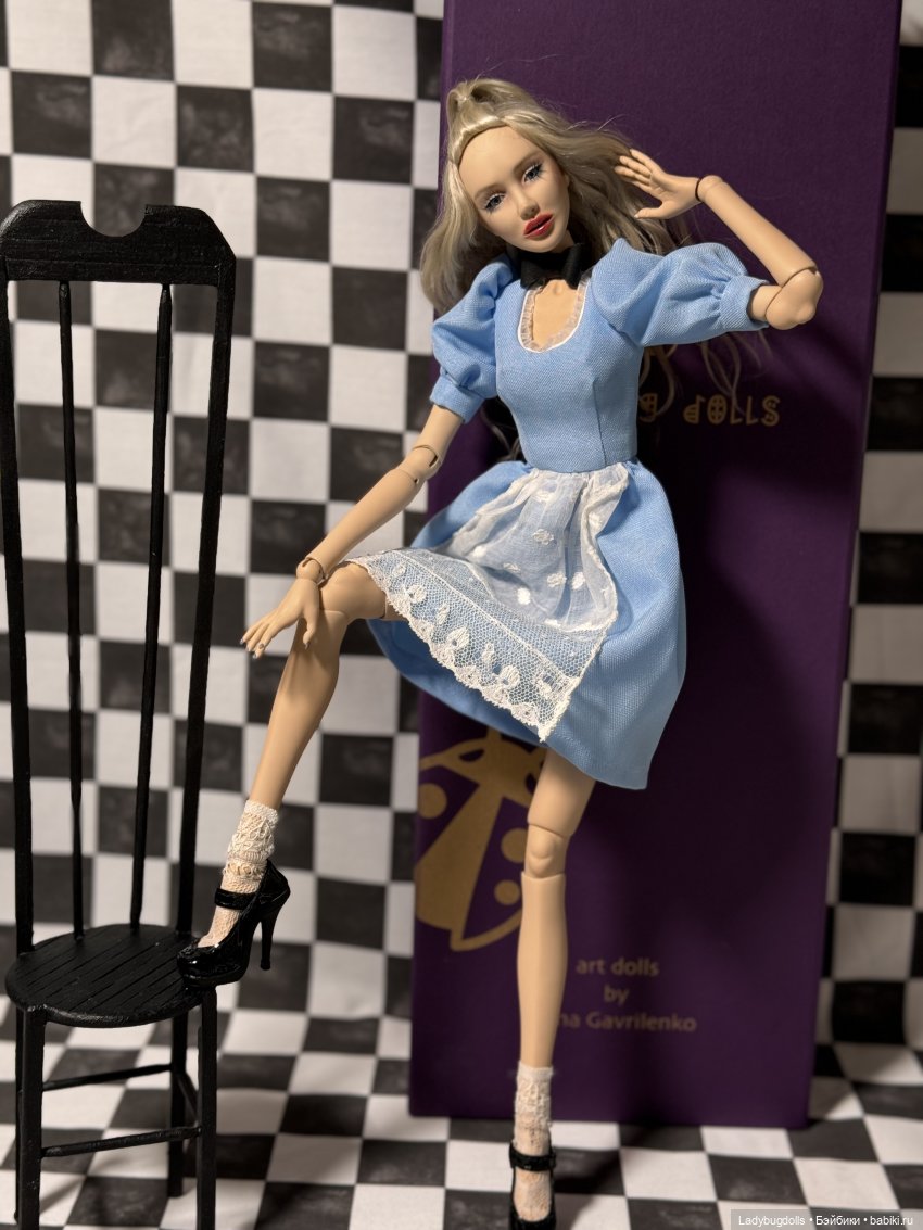 Кукла Алиса в стране чудес из коллекции «Алиса в стране чудес Стимпанк» Фартук выполнен из винтажных кружев, лаковые туфли на застежках-магнитах.