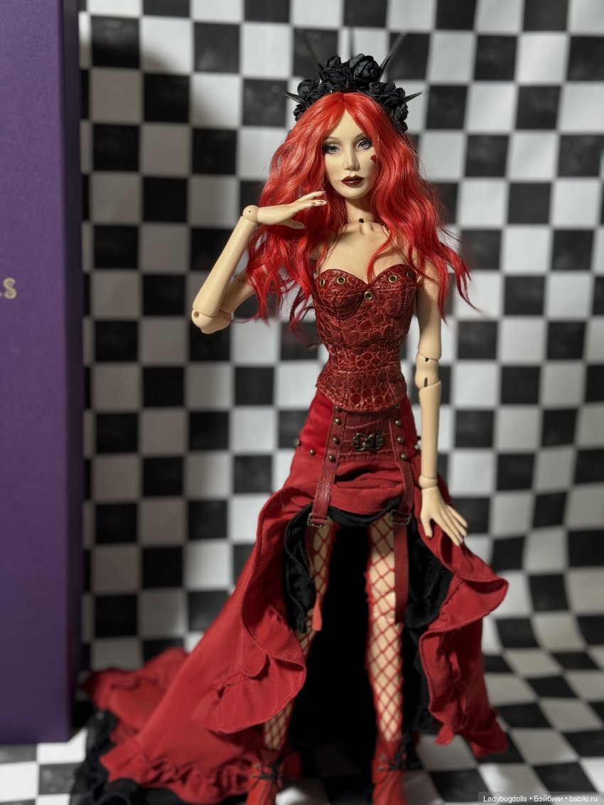 Кукла Красная королева из коллекции «Алиса в стране чудес Стимпанк. Корсет выполнен из натуральной кожи крокодила, юбка - шелк MaxMara.