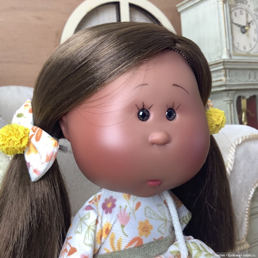 Little Mia 23 cm. Розовые кудряшки, коричневые девочка и мальчик (фото 6)