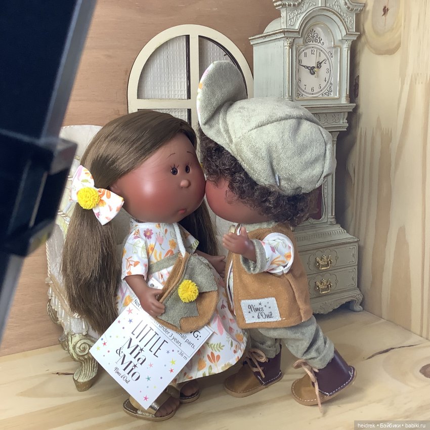 Little Mia 23 cm. Розовые кудряшки, коричневые девочка и мальчик (фото 3)