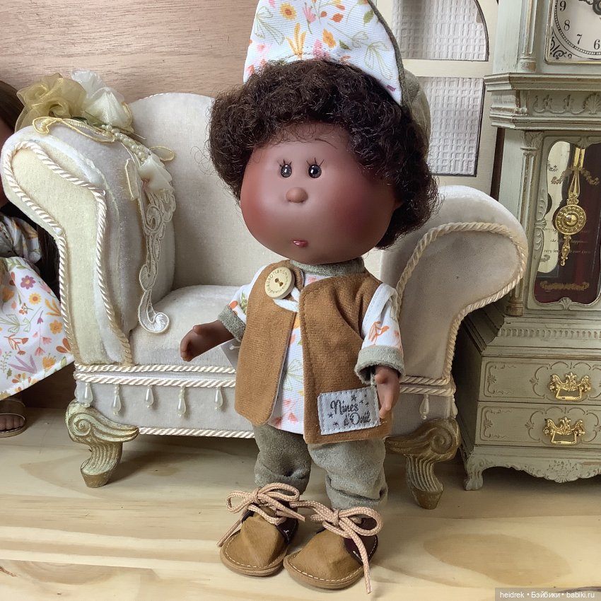 Little Mia 23 cm. Розовые кудряшки, коричневые девочка и мальчик (фото 9)