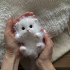 Пушистый белый котёнок