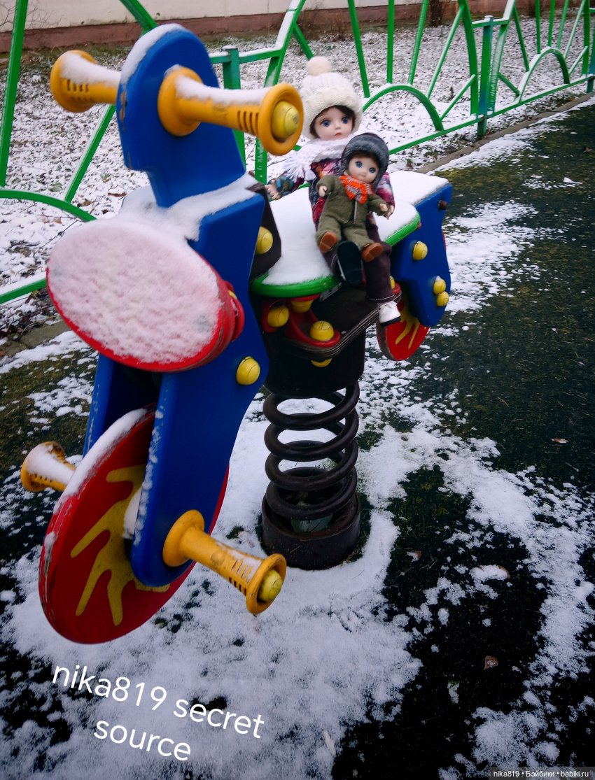 Женя и Русланчик на детской площадке (фото 7)