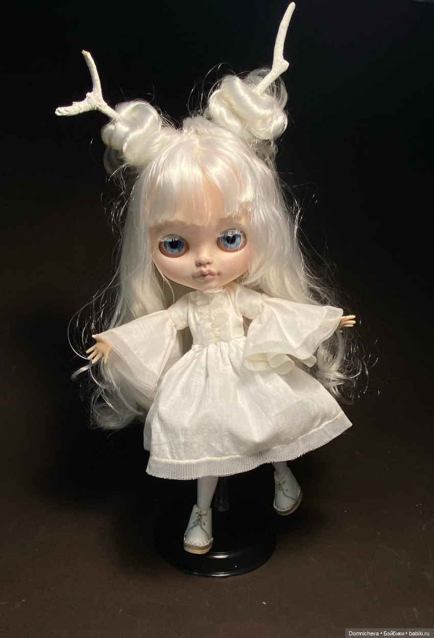 Вот такая Ева. Из свежей и тонкой паутины созданы ее брови и ресницы…из шороха крыльев бабочки сплетена ее душа Вот такая Ева. Из свежей и тонкой паутины созданы ее брови и ресницы…из шороха крыльев бабочки сплетена ее душа