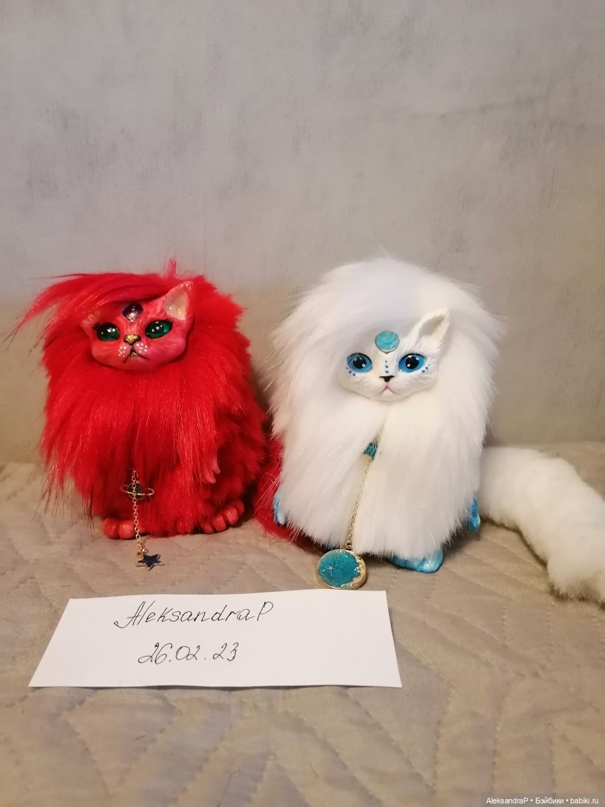 Инопланетные коты. Рост 10-12см. Только сидят. Лапки подвижны. Материалы: искуственный мех и полимерная глина.