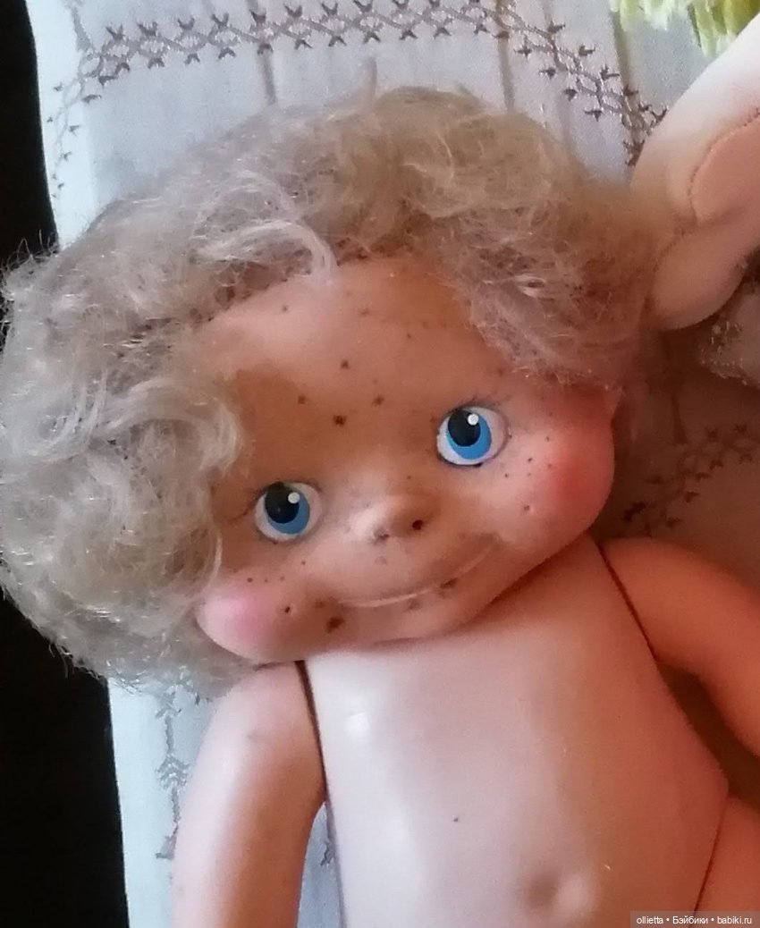 кудрявая грязная кукла