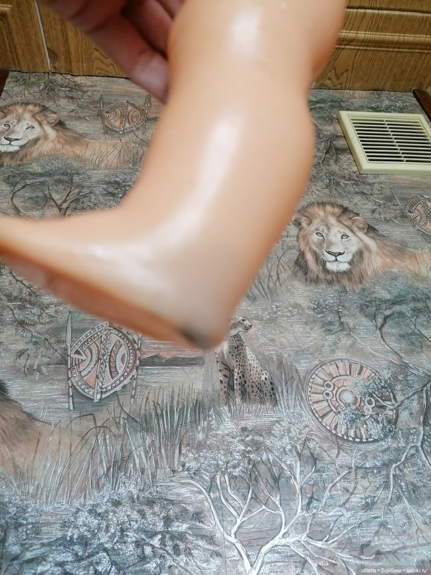 грязная кукольная нога