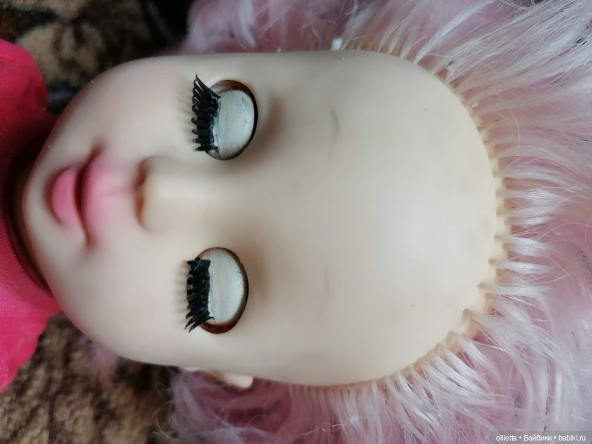 Лицо куклы с странных невыводимых пятнах