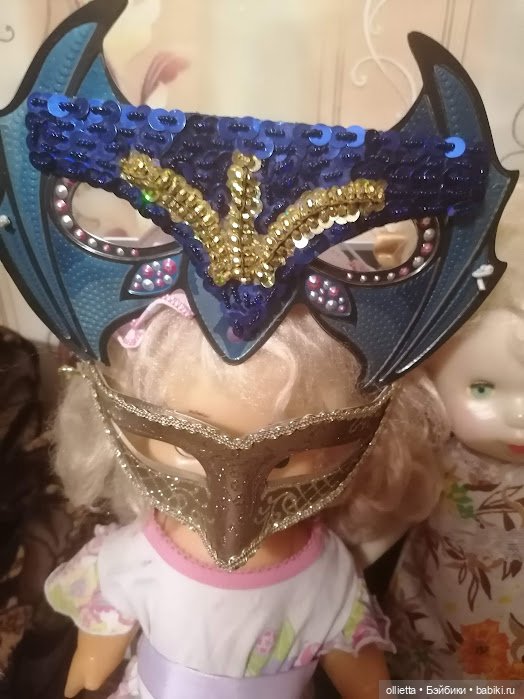 кукла в маске карнавальной