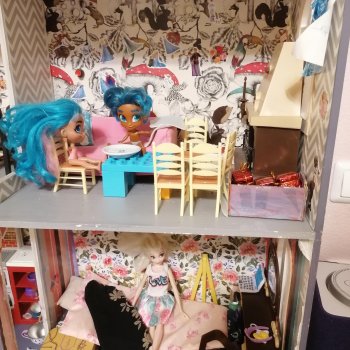 Внучки тоже играют в куклы