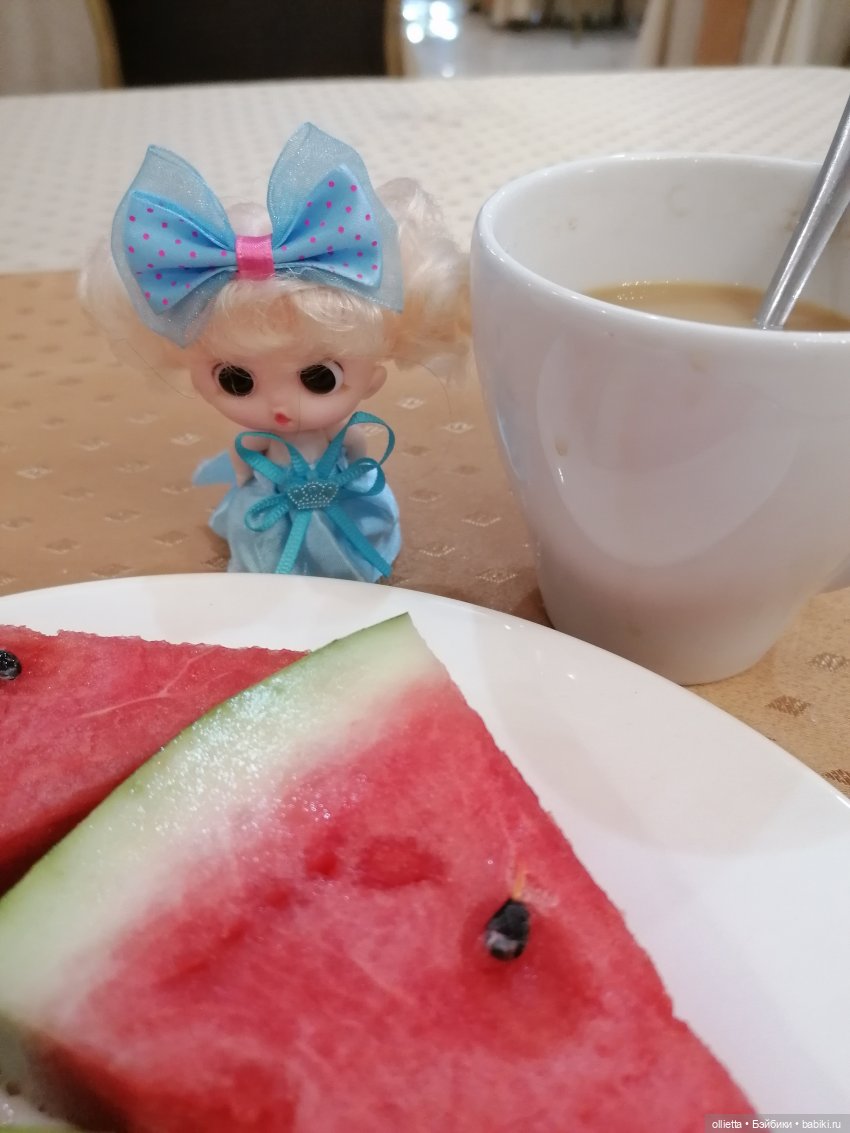 Кукла и арбуз