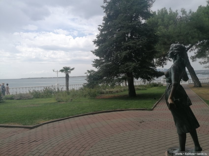 Ассоль . Скульптура на набережной. Геленджик