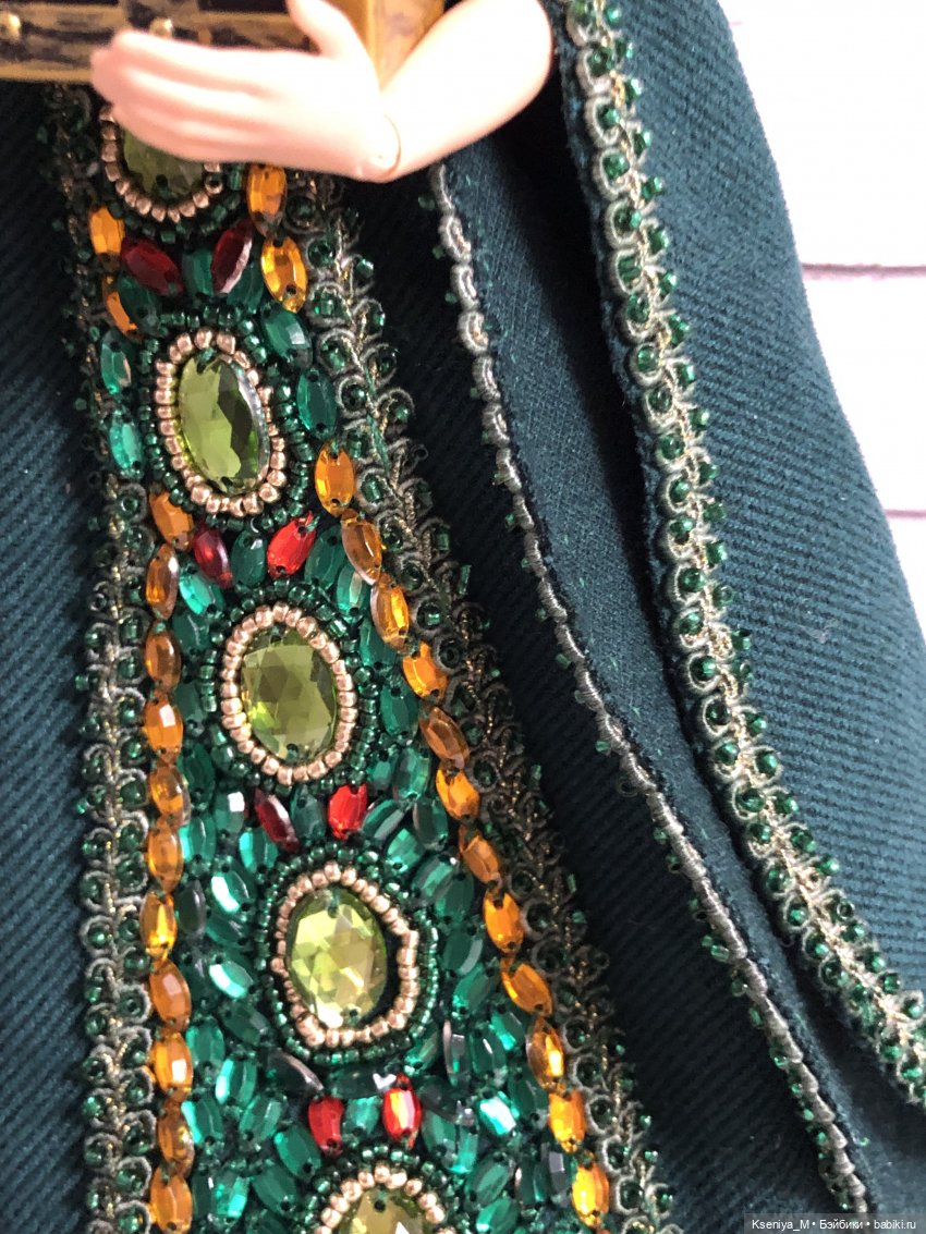 Даже тесьма украшена бисером, если приглядеться.