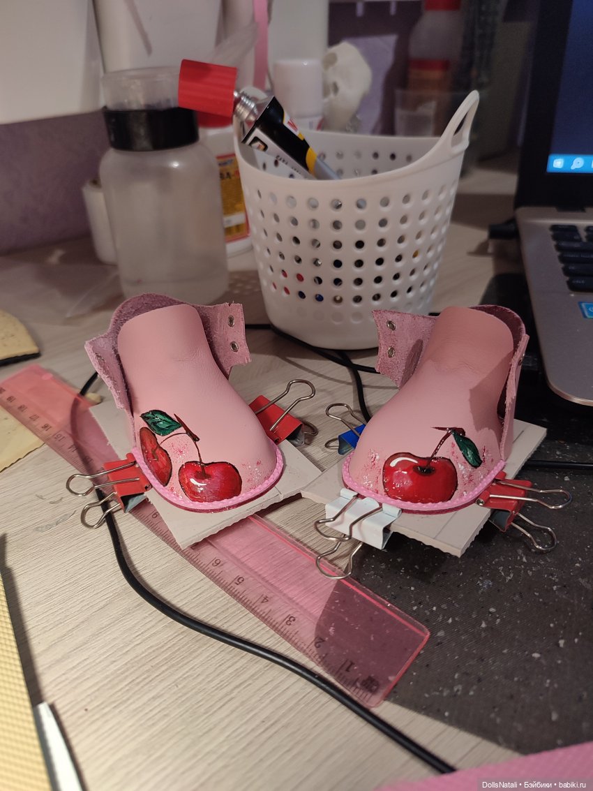 Роспись по коже на кукольной обуви (фото 2)