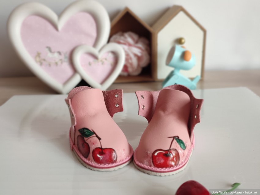 Роспись по коже на кукольной обуви (фото 3)