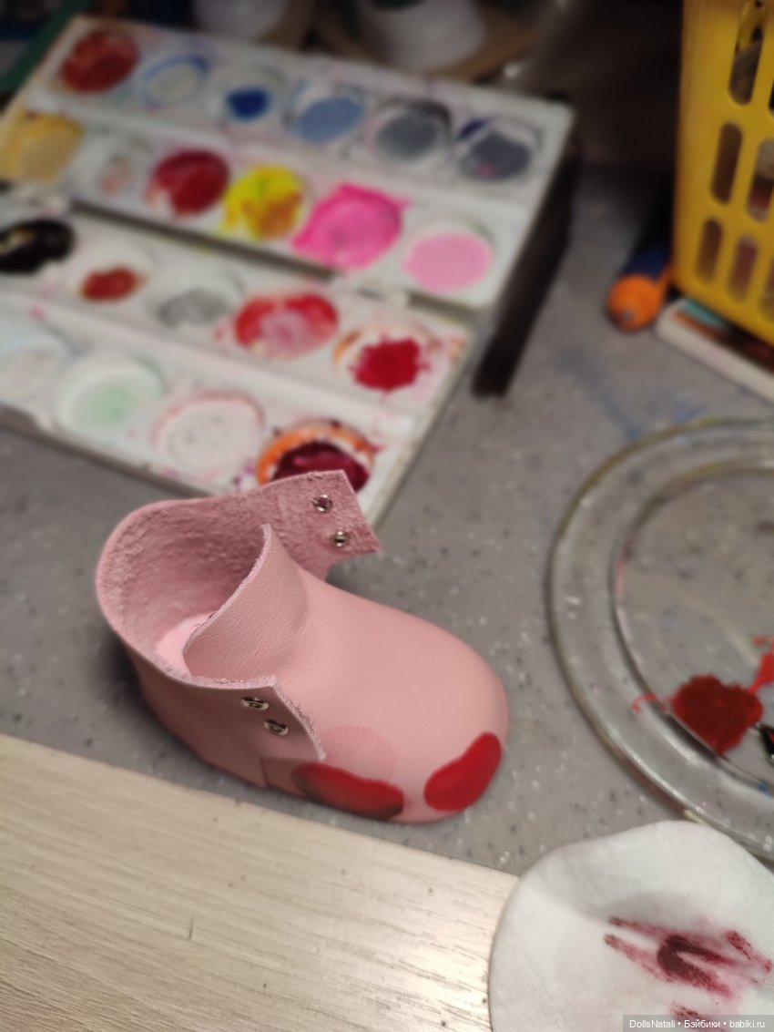 Роспись по коже на кукольной обуви