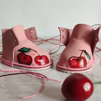 Роспись по коже на кукольной обуви