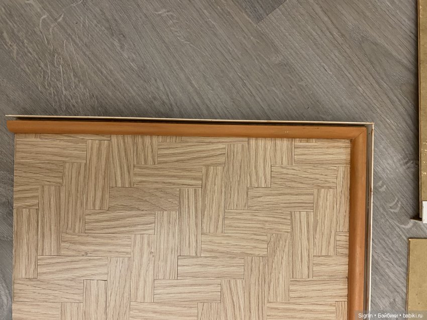 Тот самый паз между плинтусом и уголком