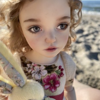 Как юная барышня на море отдыхала