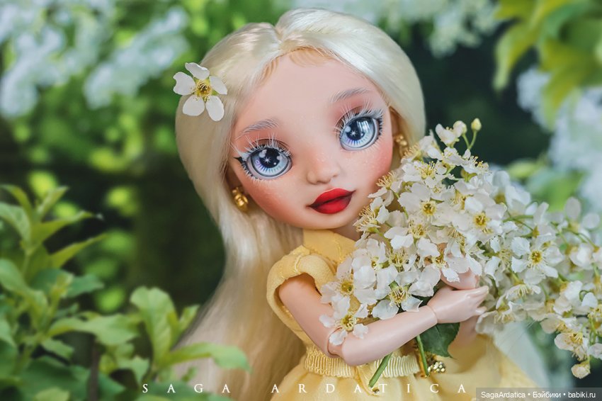 Алинка в зарослях черемухи