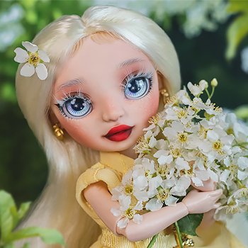 Алинка в зарослях черемухи