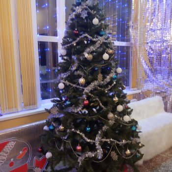 Мы с малышами делаем игрушки на ёлку.