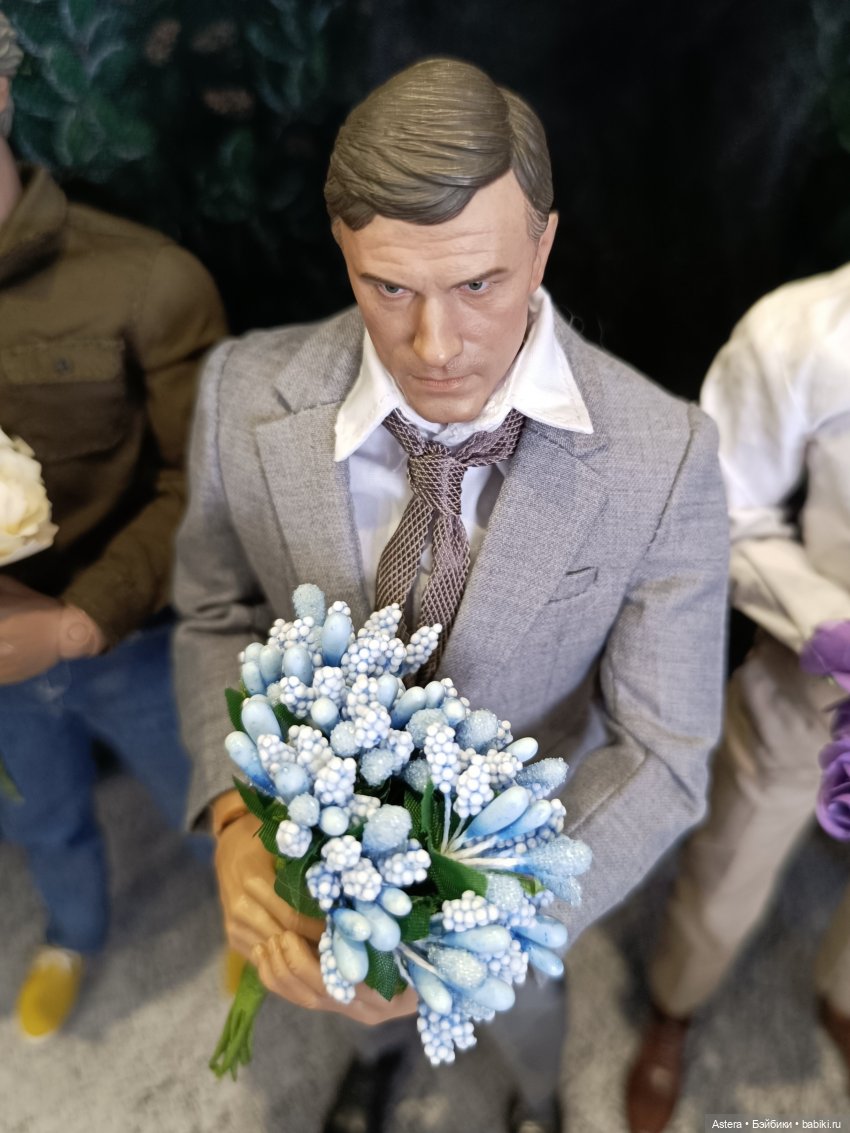 Мужчины поздравляют с 8 марта