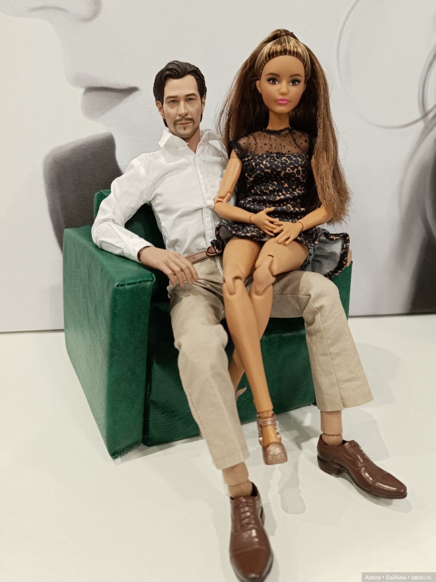 Норман и Карлуша примеряют новое кресло