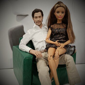 Норман и Карлуша примеряют новое кресло