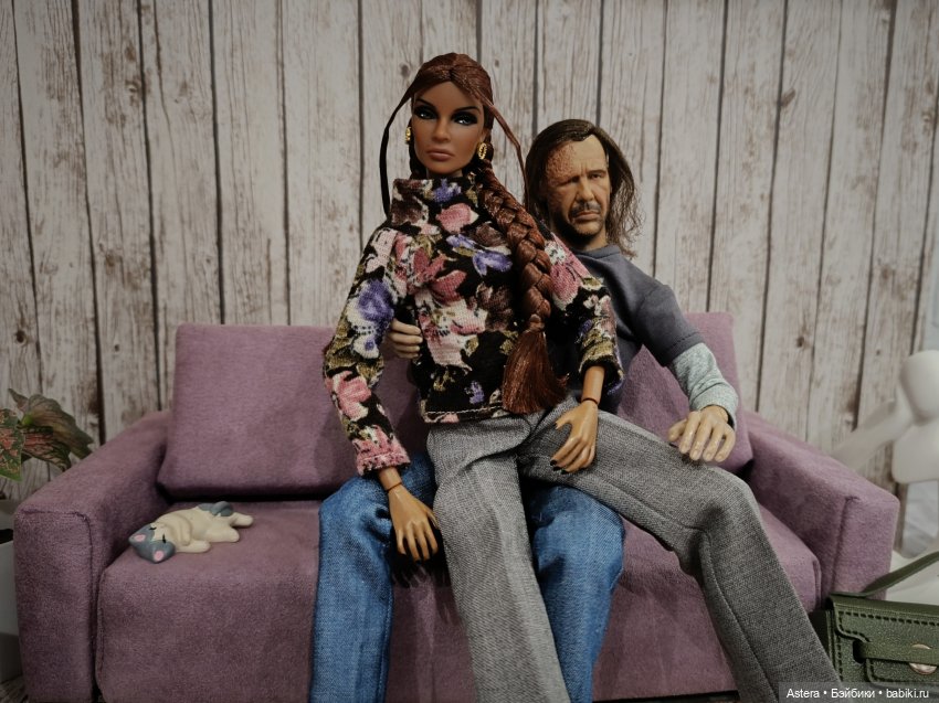 Двое на диване, не считая кота