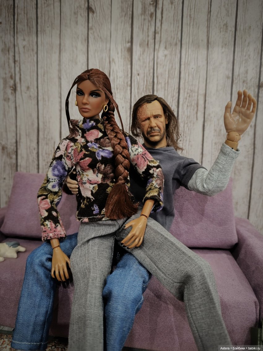 Двое на диване, не считая кота