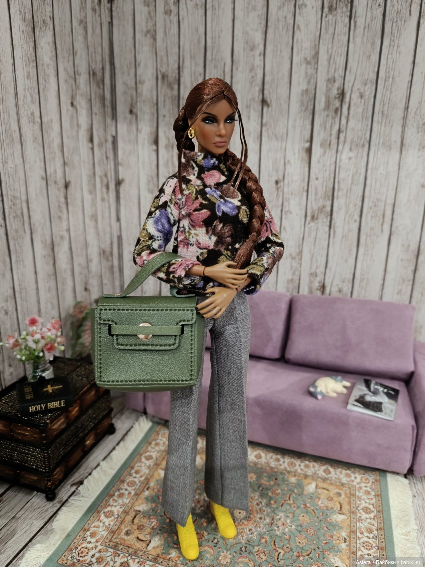 Двое на диване, не считая кота