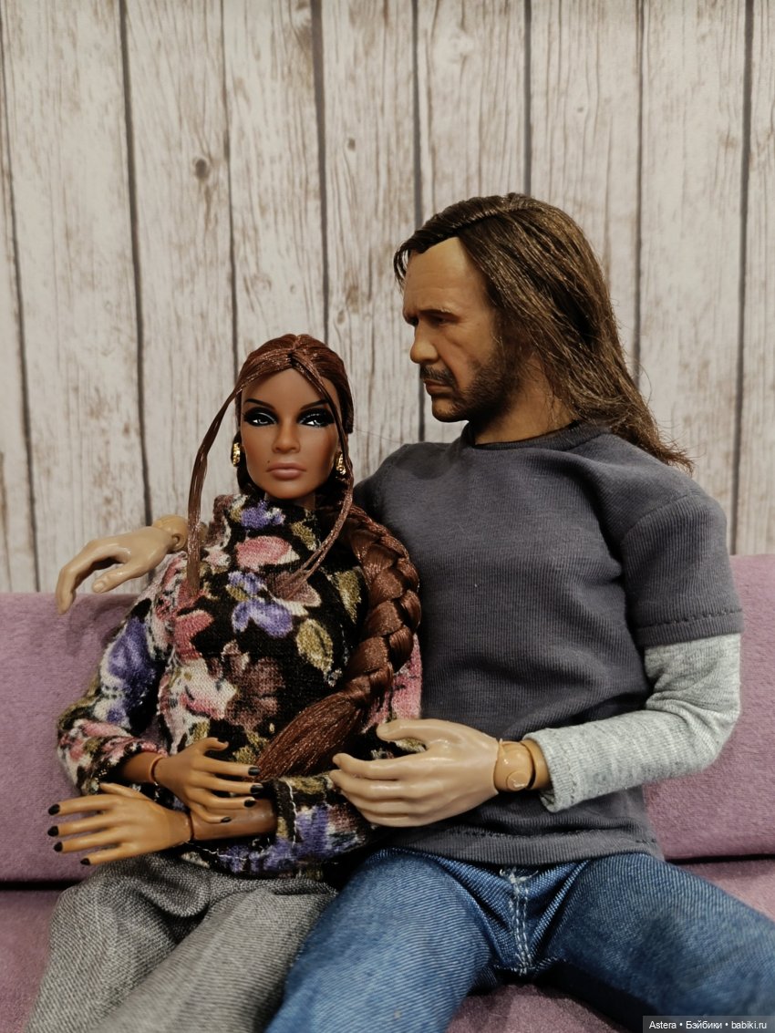 Двое на диване, не считая кота