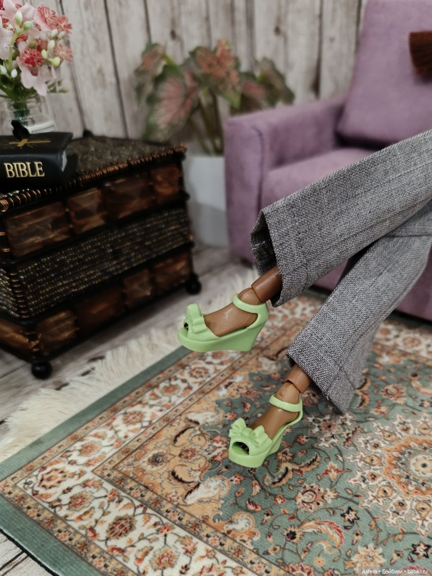 Двое на диване, не считая кота