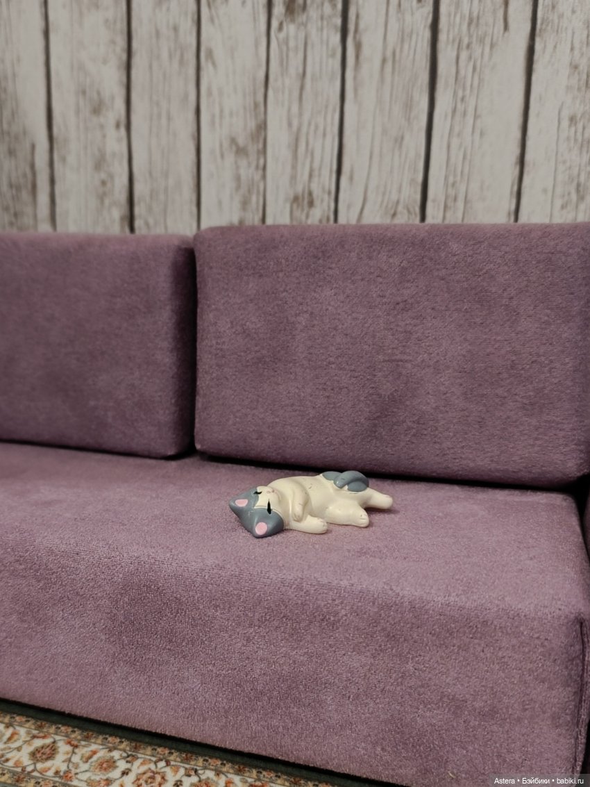 Двое на диване, не считая кота (фото 2)