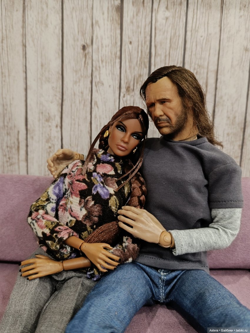 Двое на диване, не считая кота