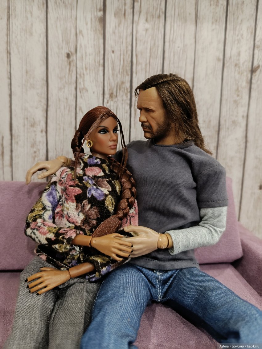 Двое на диване, не считая кота