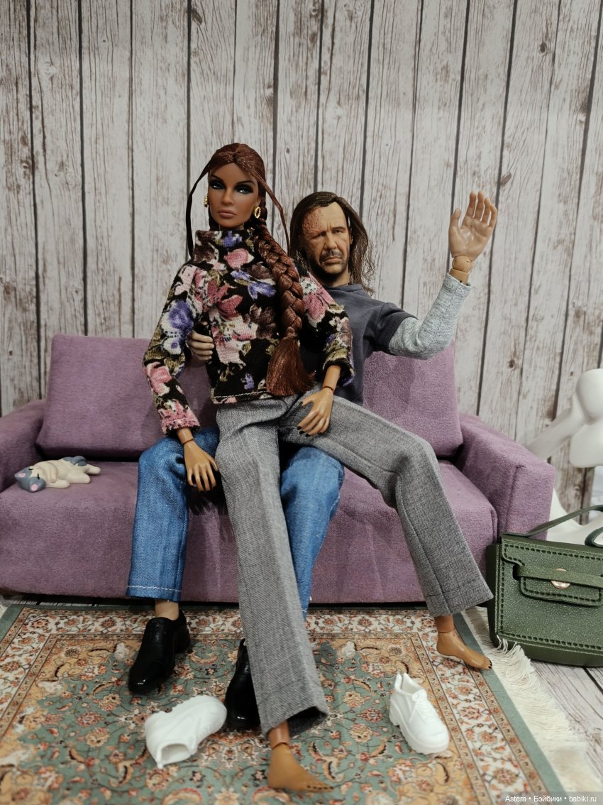 Двое на диване, не считая кота