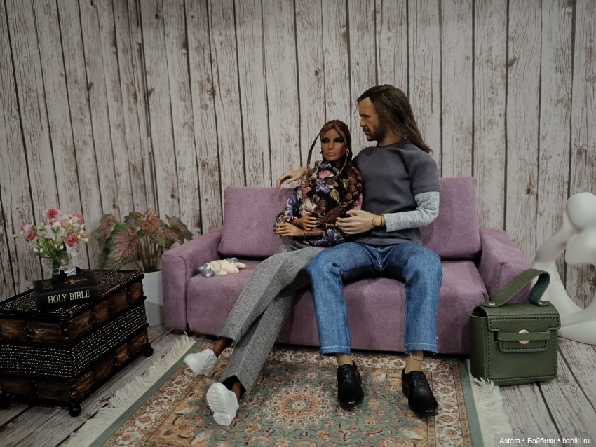 Двое на диване, не считая кота