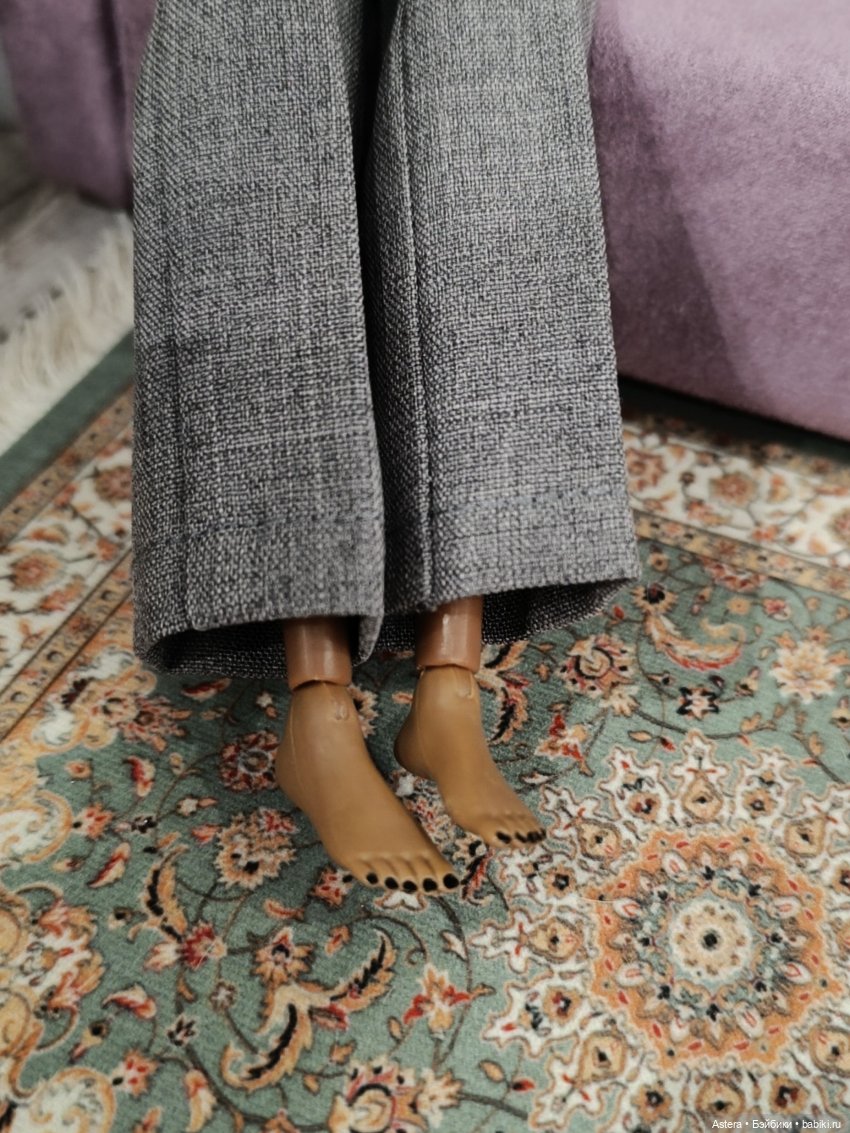 Двое на диване, не считая кота