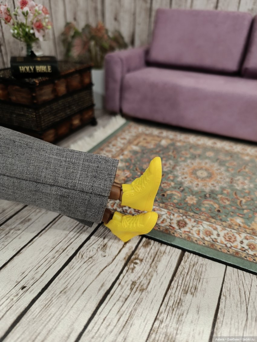 Двое на диване, не считая кота