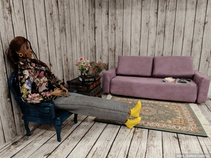 Двое на диване, не считая кота