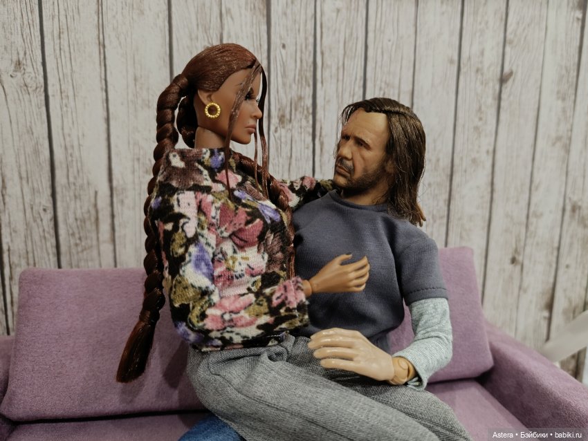 Двое на диване, не считая кота