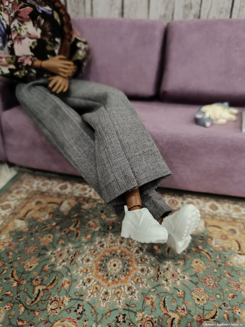 Двое на диване, не считая кота